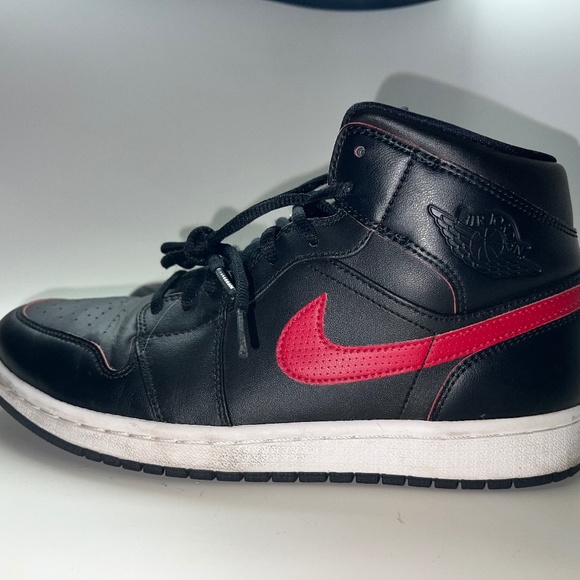 Jordan 1 Air Mid Retro 'Black Team Red' sz 8 Mens - Picture 7 of 7